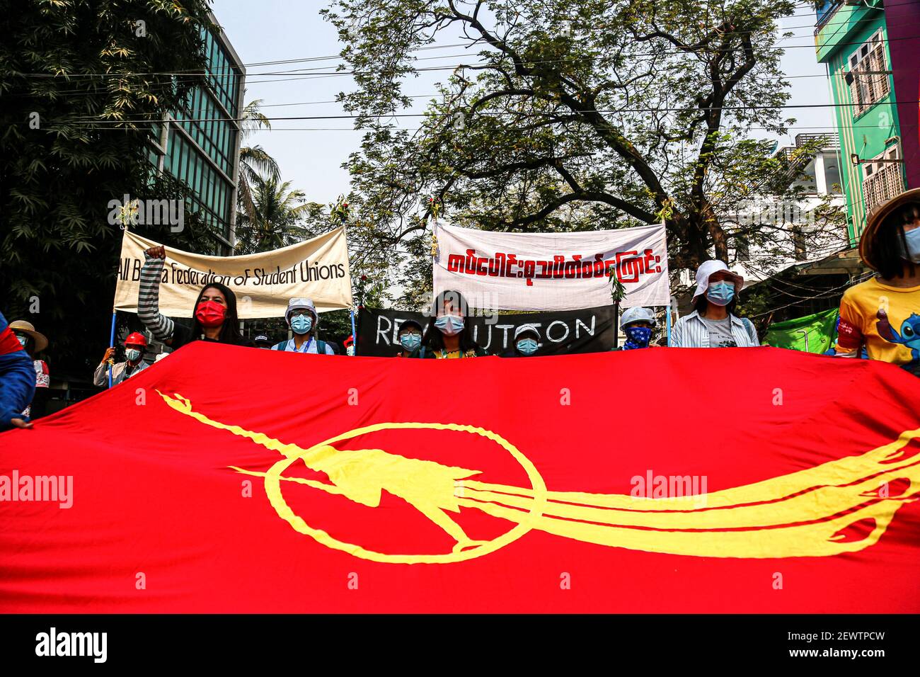 Mandalay, Myanmar. März 2021, 3rd. Anti-Militärputsch-Demonstranten halten die Flagge der "All Burma Federation of Student Unions", während sie einen Moment die Straße entlang gehen, bevor die Polizei Demonstranten während einer Demonstration gegen den Militärputsch niederschlagen kann. Tränengas und Schallbomben bei friedlichen Anti-Militär-Putsch-Demonstranten am Mittwoch. Hundert wurden verhaftet. 38 wurden nach Angaben eines Gesandten der Vereinten Nationen im ganzen Land erschossen, da Myanmar am blutigsten Tag seit dem Militärputsch am 1st. Februar 2021 eingeht. Quelle: SOPA Images Limited/Alamy Live N Stockfoto