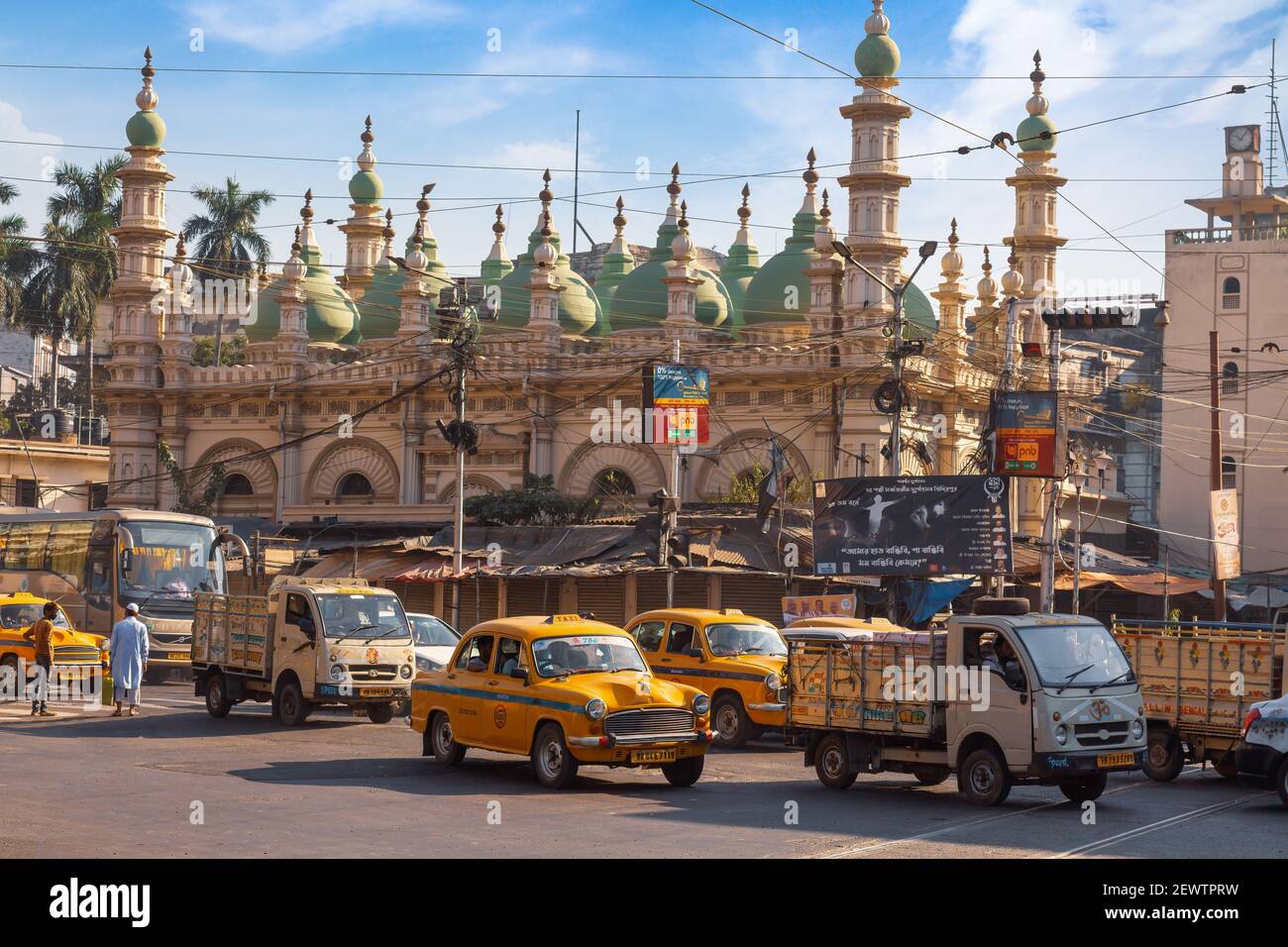 Viel Verkehr auf der Stadtstraße mit einer alten Moschee an der Esplanade Überqueren Sie Kolkata Stockfoto