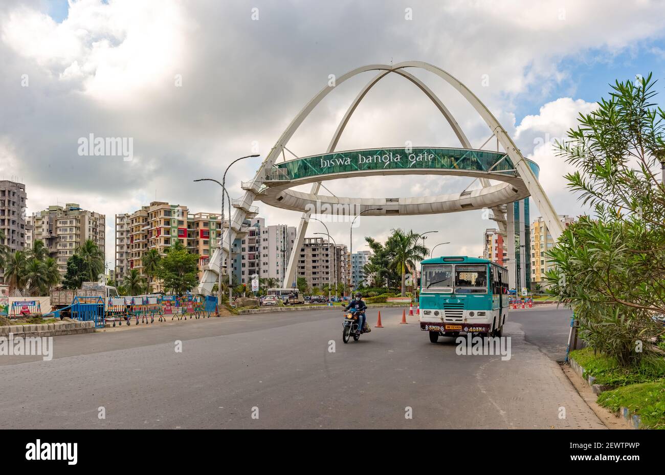 Berühmte Biswa Bangla Gate Kunstgalerie auch bekannt als die Kolkata Tor bei Rajarhat Neustadt mit Blick auf die Stadt Verkehr Stockfoto