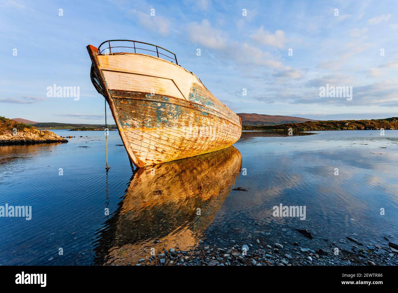 Abends fällt auf einem alten verfallenem Fischerboot in der Nähe des Dorfes Ahakista in Dunmanus Bay, West Cork, Irland auf dem Wild Atlantic Way Licht. Stockfoto