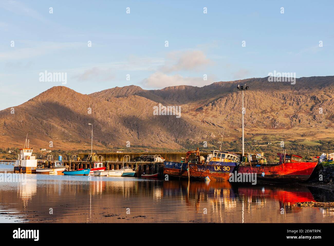 Boote, die am Ardgroom Pier auf dem Beara Ring auf der Beara Peninsula, Grafschaft Cork, Irland, auf dem Wild Atlantic Way festgemacht wurden Stockfoto