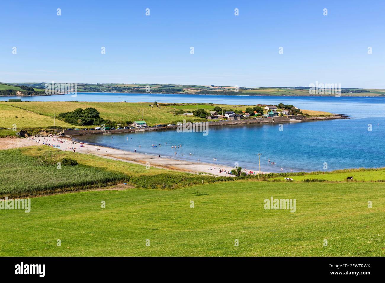Blick über Blind Strand Strand an Courtmacsherry Bay an einem schönen Sommertag. Diese Region von West Cork liegt auf Irlands Wild Atlantic Way. Stockfoto