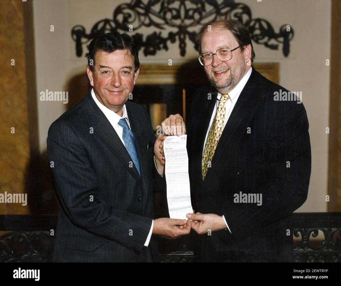 Datei-Foto vom 26/3/1998 des Gründungsvorstehers der Society of Editors Bob Satchwell (rechts), der im Alter von 73 Jahren gestorben ist und Lord Wakeham eine Kopie des Mini-Verhaltenskodex übergab, der an jeden Journalisten in Großbritannien geschickt werden sollte. Ausgabedatum: Mittwoch, 3. März 2021. Stockfoto
