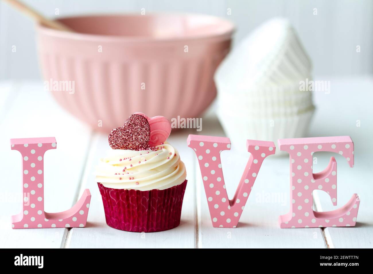 Cupcake mit fondant Herzen mit Rührschüssel und Liebe dekoriert zeichen Stockfoto