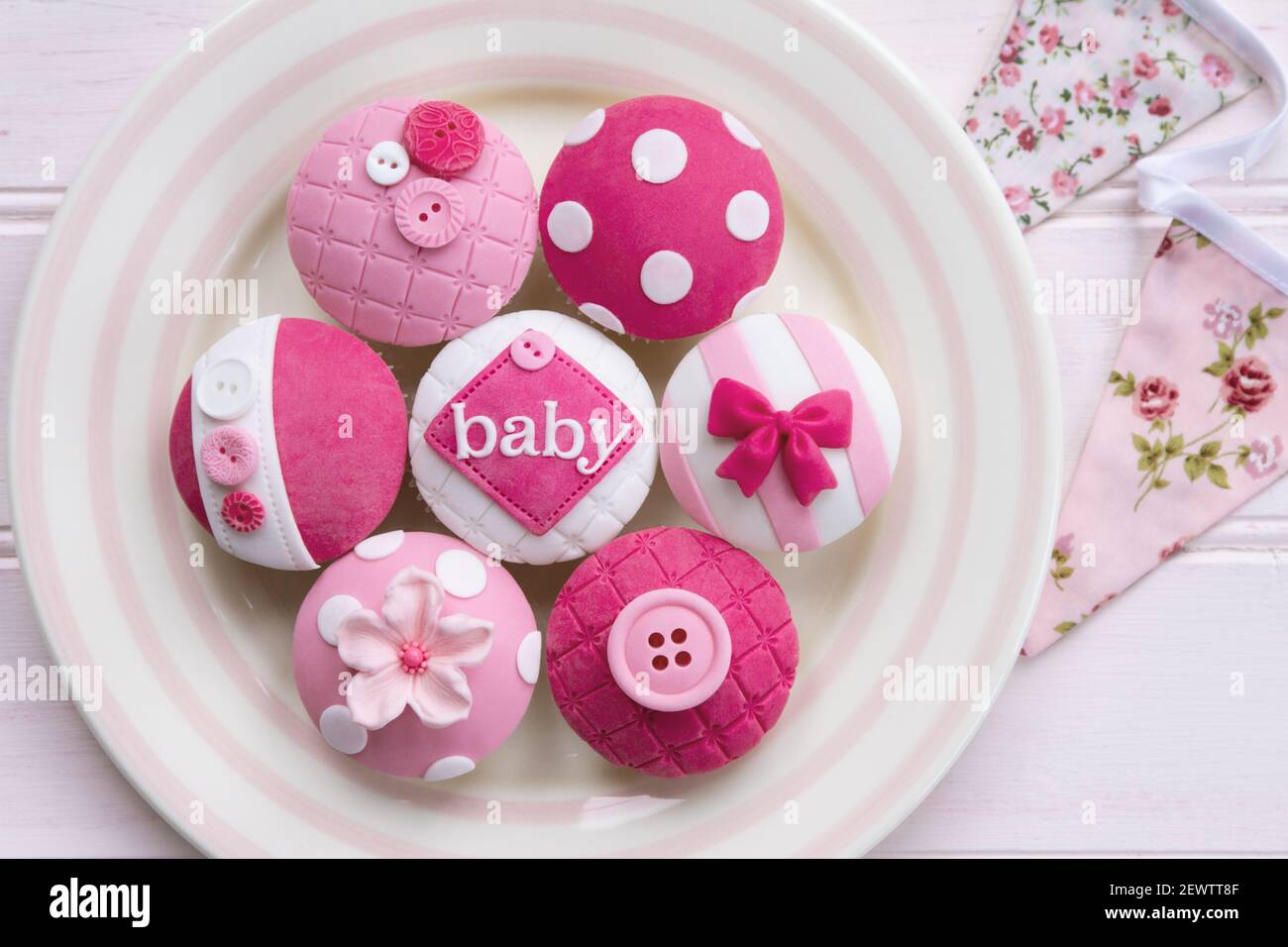 Rosa Baby Dusche Cupcakes für ein kleines Mädchen Stockfoto