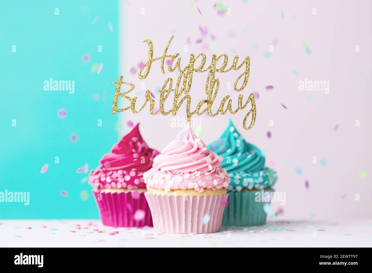 Pink und blau Geburtstagskuchen mit Happy Birthday Schild und Konfetti Stockfoto