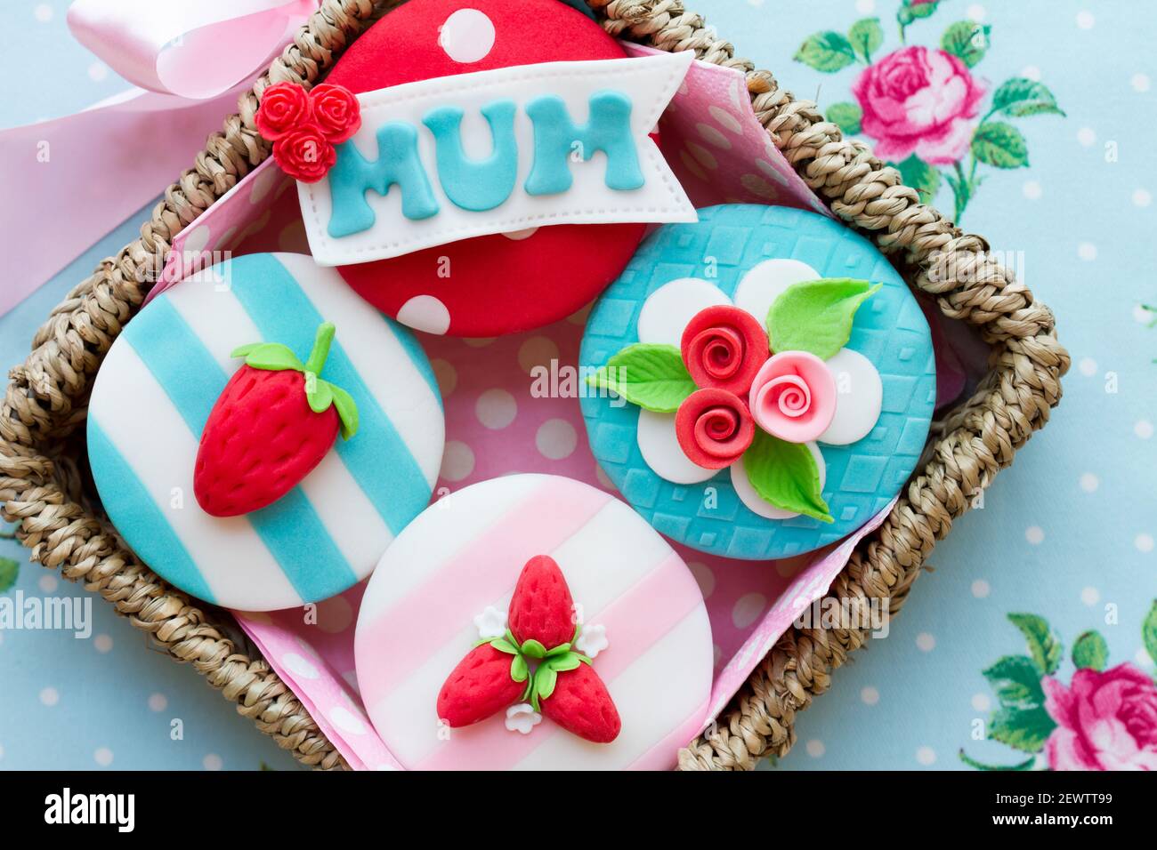 Geschenkkorb von Mother's Day Cupcakes für Mama Stockfoto