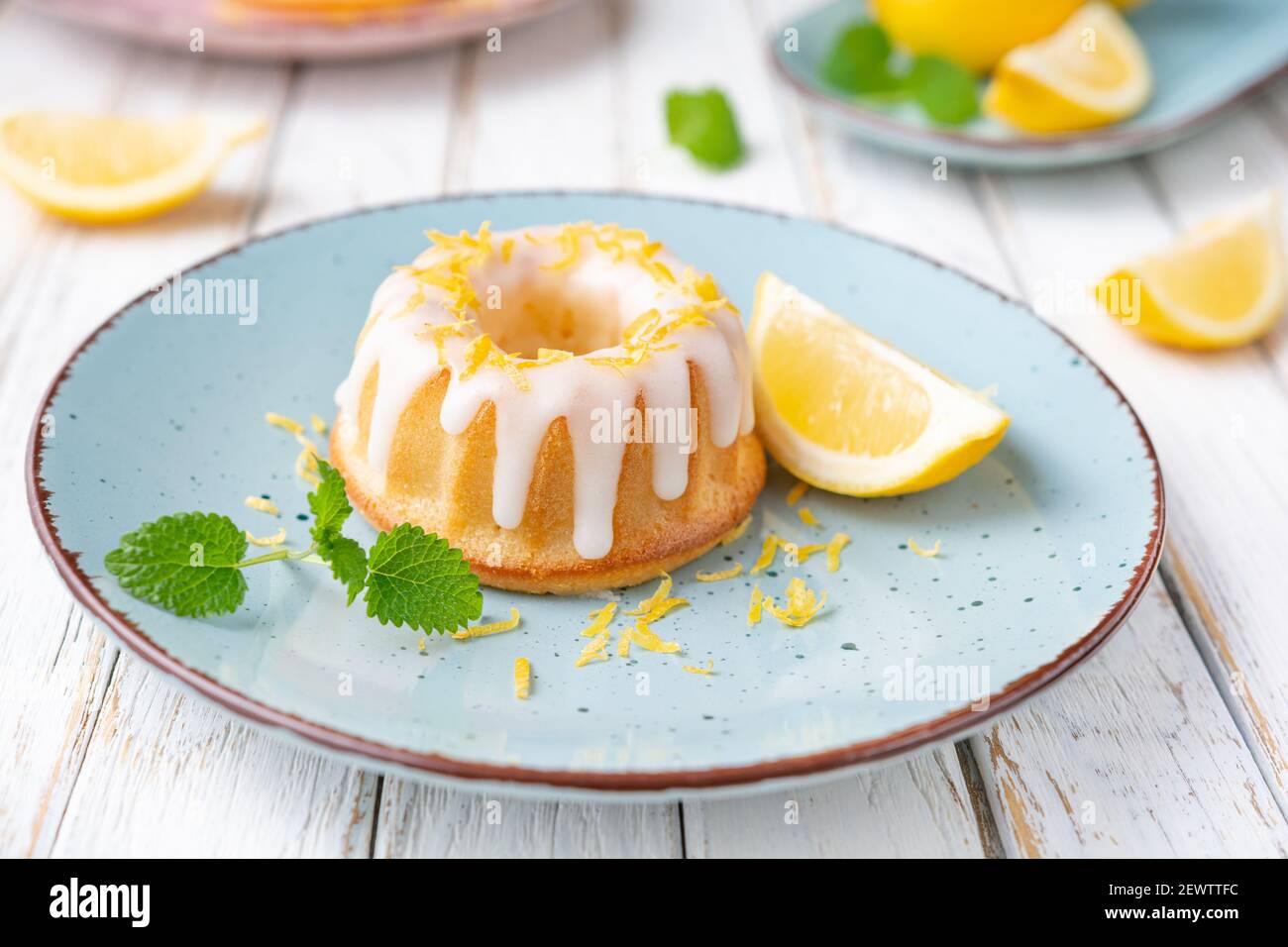 Spritzige Mini-Zitrone gebündelt Kuchen mit Zitronenglasur gekrönt Stockfoto
