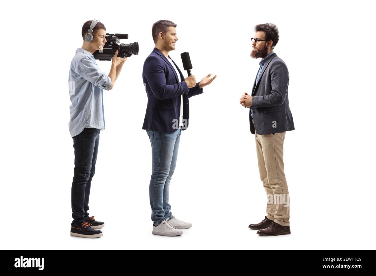 In voller Länge Profilaufnahme eines männlichen Reporters mit einem Mikrofon und ein Kameramann interviewen einen Mann isoliert auf weiß Hintergrund Stockfoto