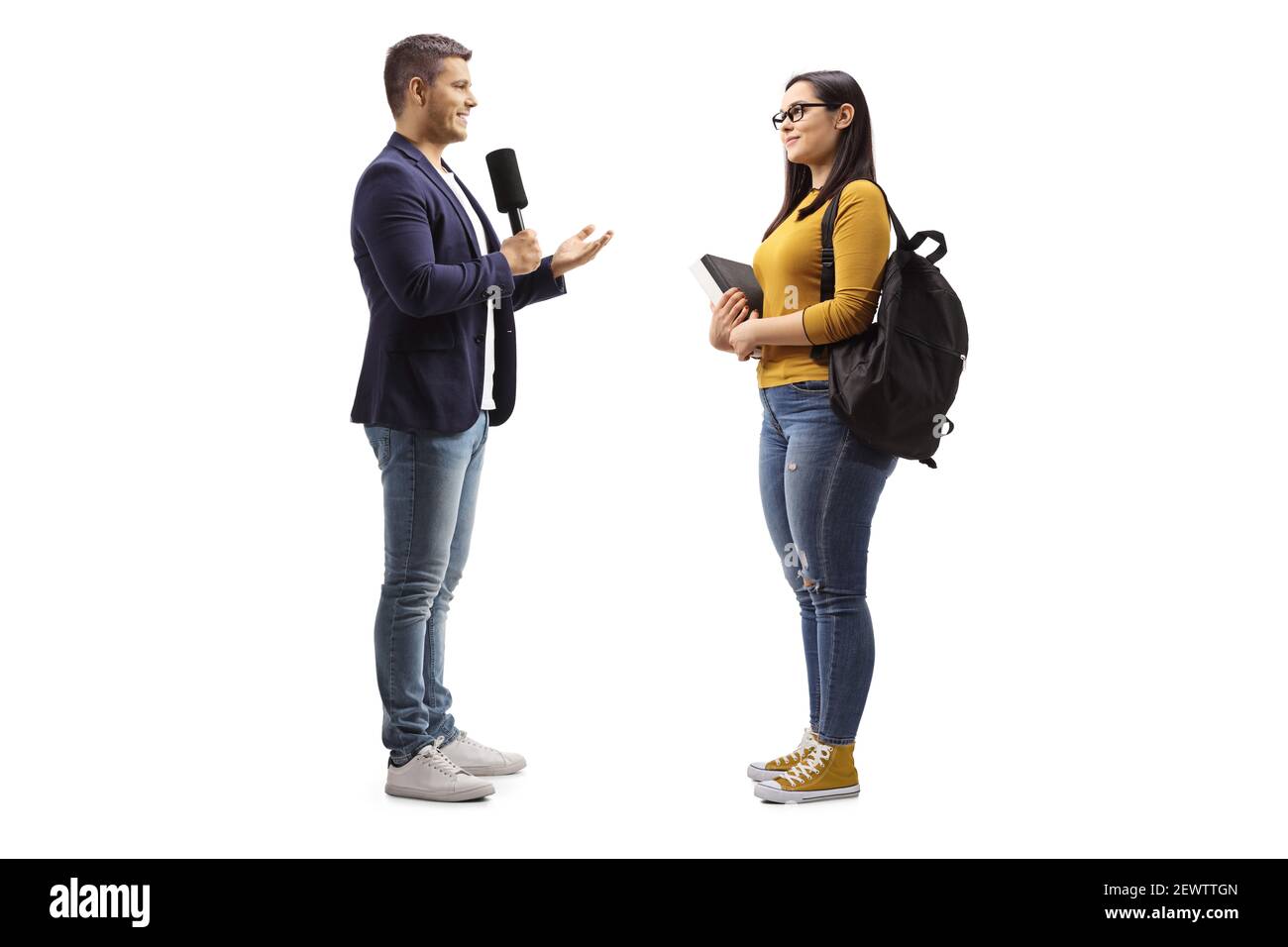 In voller Länge Profilaufnahme eines männlichen Reporters mit einem Mikrofon im Gespräch mit einer Studentin isoliert auf weißem Hintergrund Stockfoto