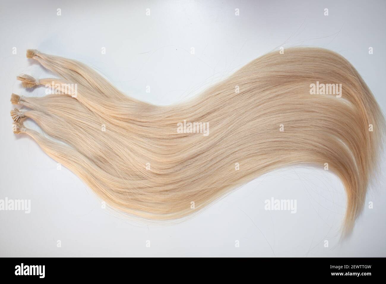 Micro Beads Nano Ring Human Hair Extensions auf weißem Hintergrund. Stockfoto