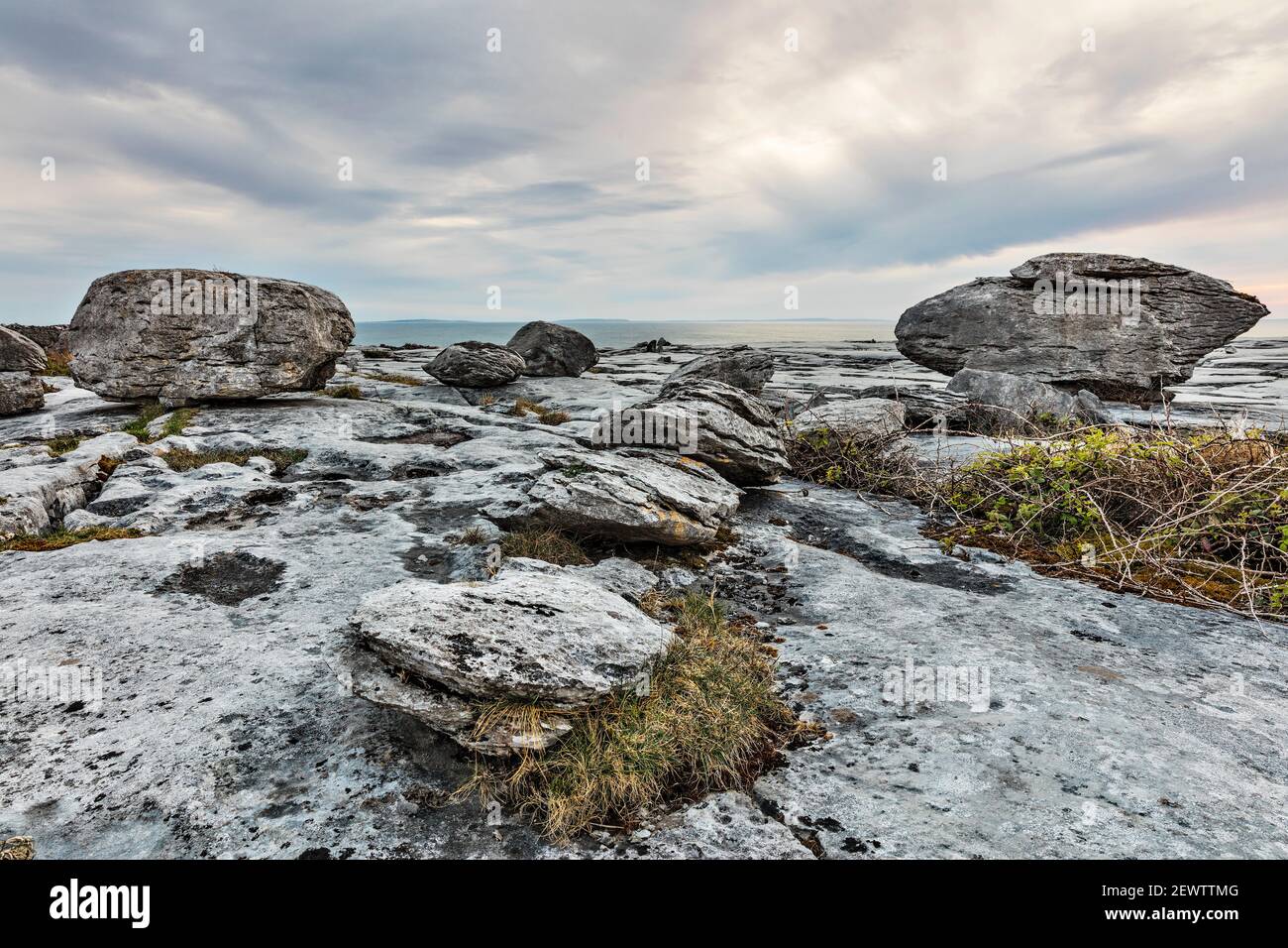 Die Burren Küste in der Nähe des Dorfes Fanore, County Clare, Irland. Viele Teile des Burren haben große Flächen von Kalksteinpflaster. Stockfoto