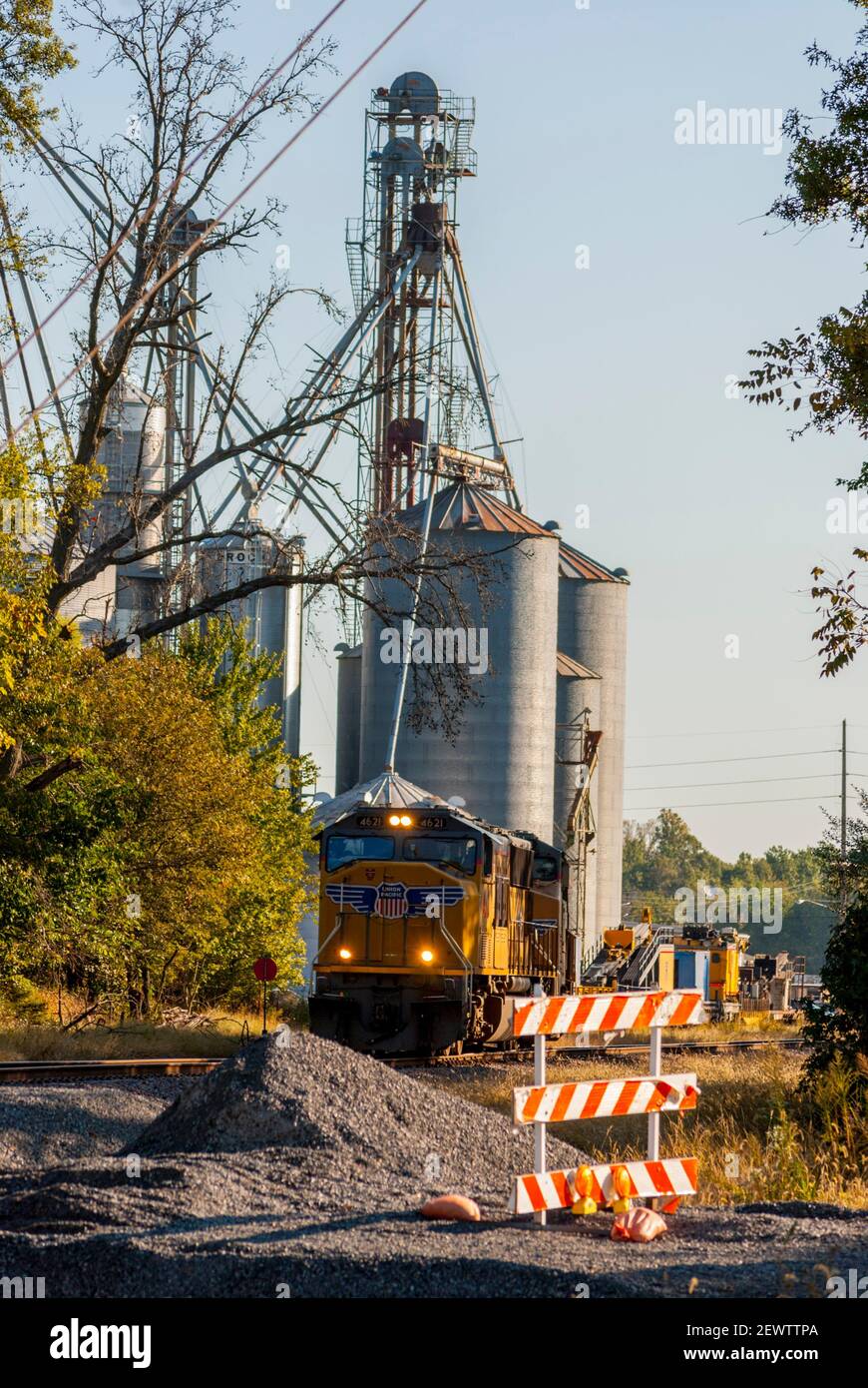 USA Güterzug im ländlichen Illinois mit Getreidesilos in Hintergrund Stockfoto