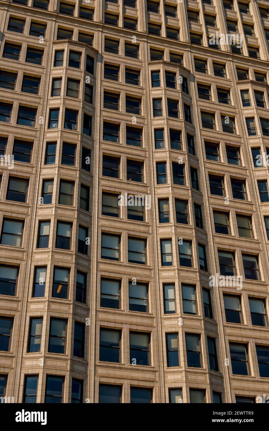 Blick auf eine Fensterwand in einem Chicago Wolkenkratzer. An Der Michigan Ave Chicago Illinois. Stockfoto