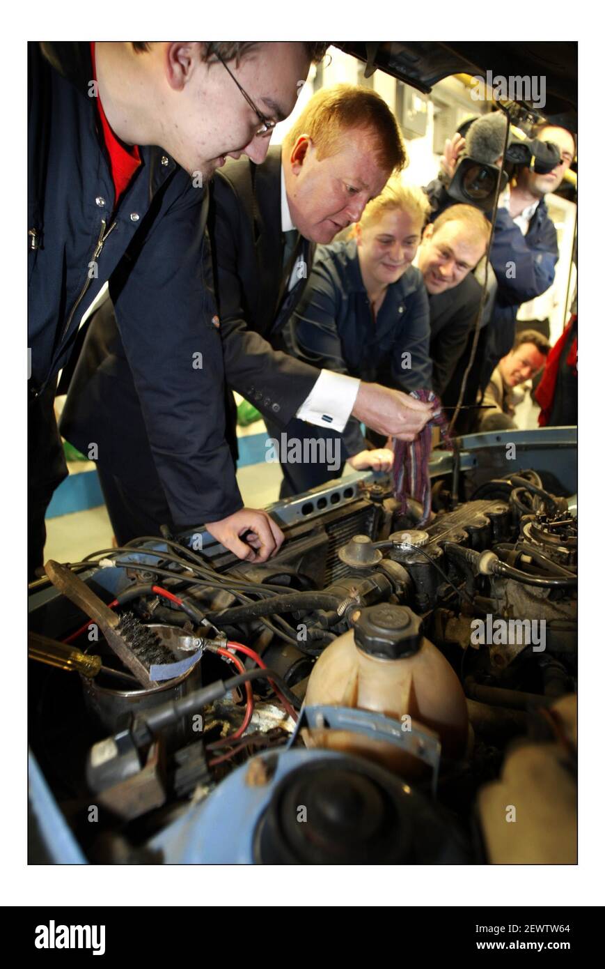 Zu Beginn der Liberaldemokraten-Konferenz, Führer Charles Kennedy überprüft ein Auto Ölstand auf dem Peilstab, bei einem Besuch in Blackpool Fylde College und spricht mit Mechaniker Studenten an ihrem ersten Tag am College.pic David Sandison 19/9/2005 Stockfoto
