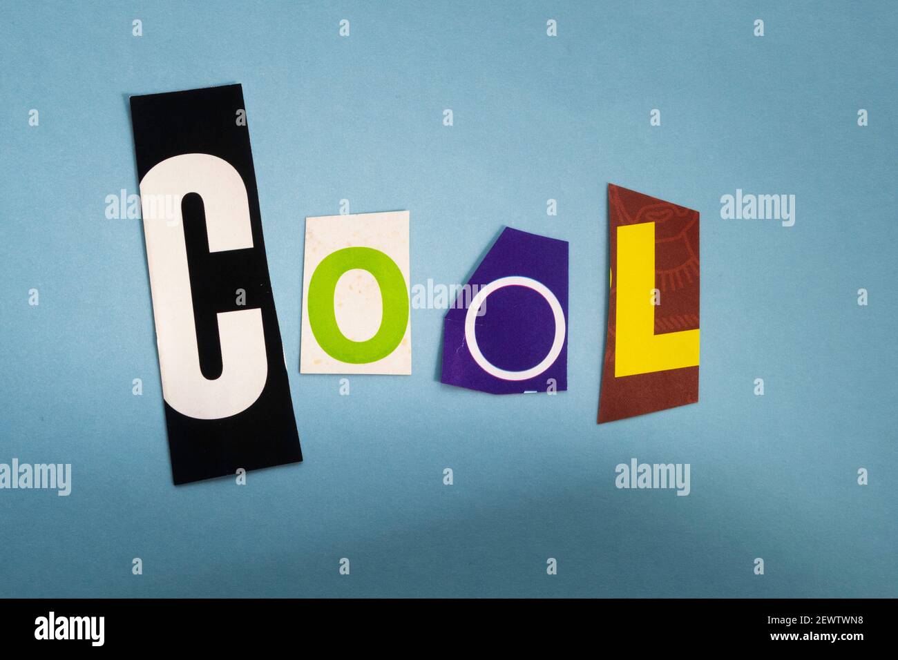 Das Wort "COOL" mit ausgeschnittenen Papierbuchstaben in der Lösegeld Note Effekt Typografie, USA Stockfoto