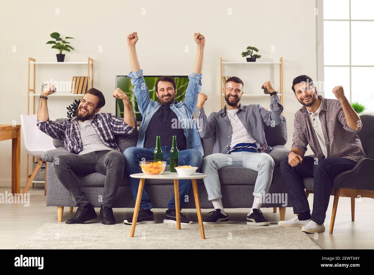 Vier fröhliche Männer Freunde fühlen sich glücklich mit Lieblings-Team-Tor Stockfoto