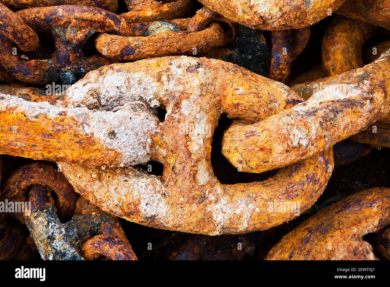Alte verrostete Fischerketten eines Handelsschleppers an einem Pier in West Cork, Irland. Stockfoto