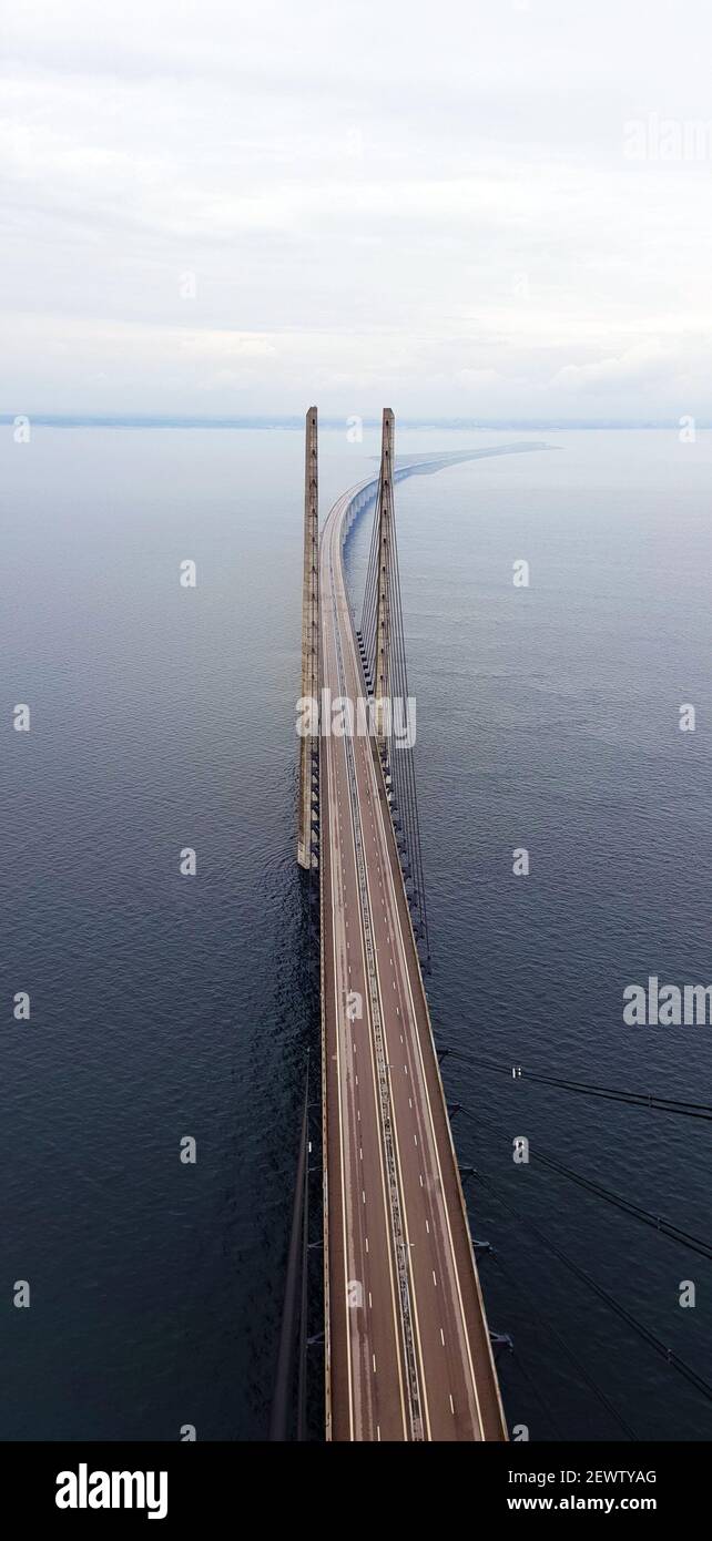 Luftaufnahme der Oresundsbron Brücke zwischen Dänemark und Schweden, die Brücke verbindet die Straßen- und Schienennetze der skandinavischen Halbinsel mit Stockfoto