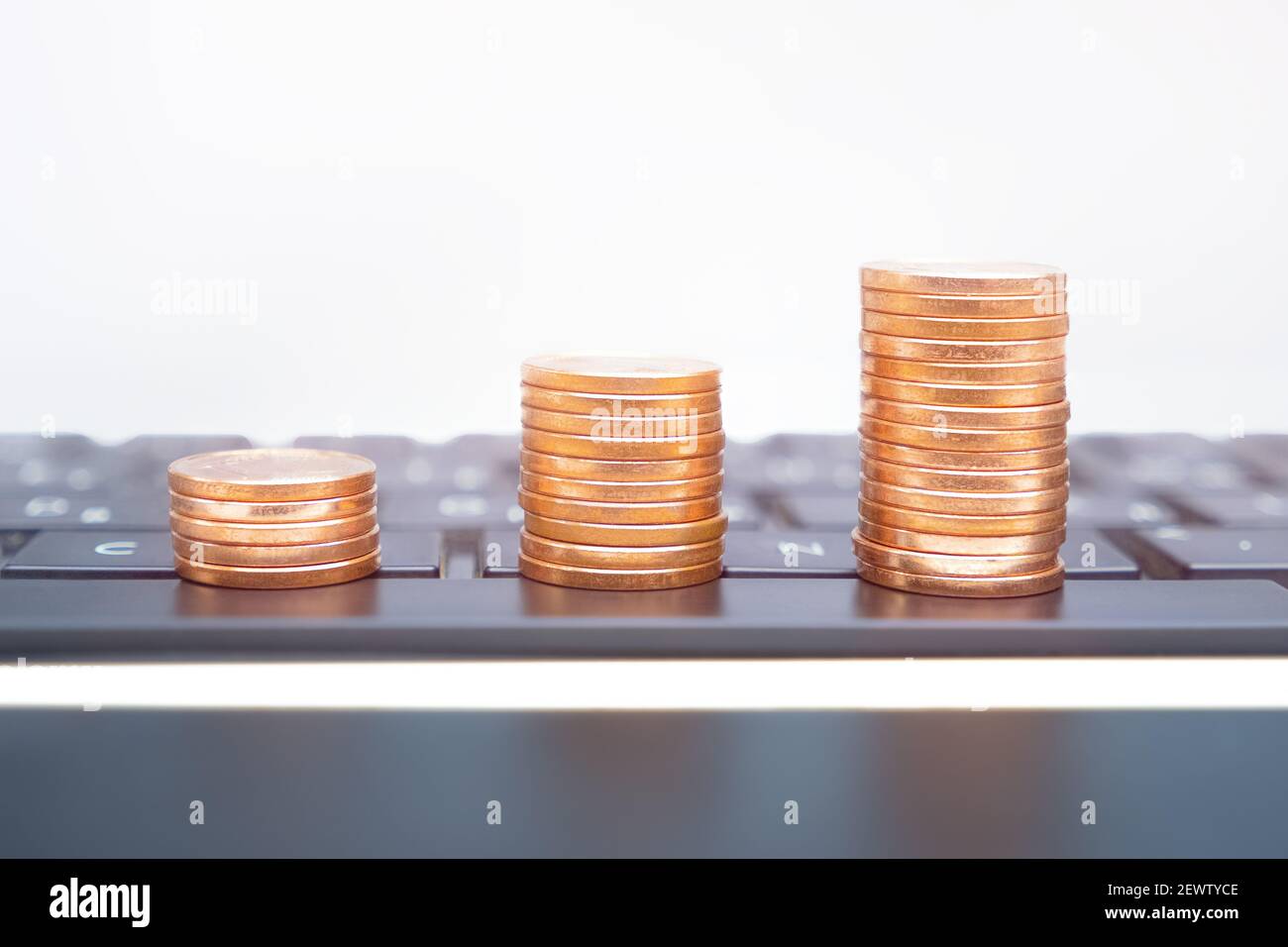 Verdienen Sie Geld Online-Investitionen Wachstum Einkommensströme. Das Wachstum stapelt Münzen auf der Computertastatur. Einzahlungsmünzen Infografik. Erstellen Sie passive Einkommen online Stockfoto