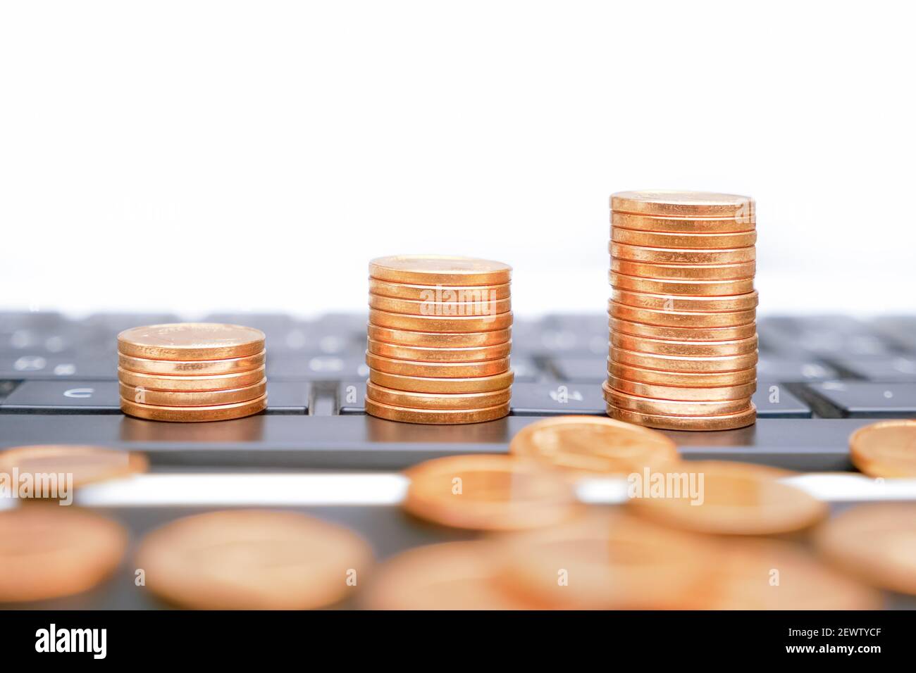 Monetarisierung verdienen Geld online. Wachstum stapelt Münzen auf Computer-Tastatur. Einzahlungsmünzen Infografik. Passive Einnahmen Online-Umsatzrechnung Stockfoto
