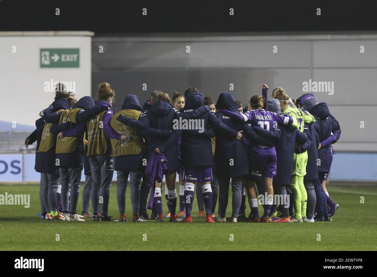 Manchester, Großbritannien. März 2021, 03rd. Fiorentina Team huddle während der UEFA Women's Champions League Runde von 16 Spiel zwischen Manchester City und Fiorentina im Academy Stadium, Manchester, Großbritannien. Kredit: SPP Sport Presse Foto. /Alamy Live Nachrichten Stockfoto