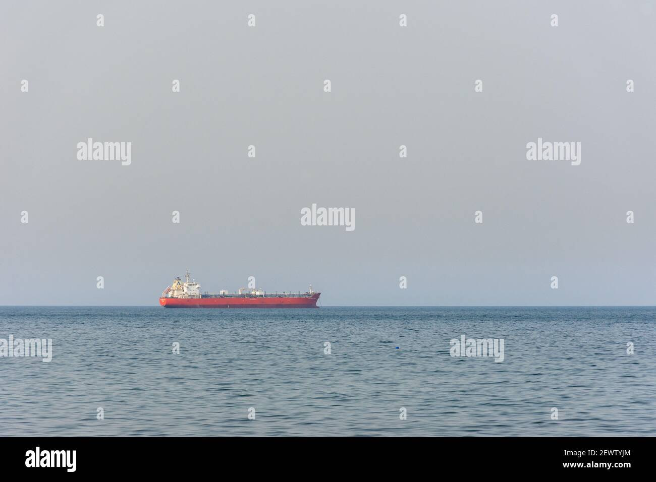 Frachtschiff im Mittelmeer Stockfoto