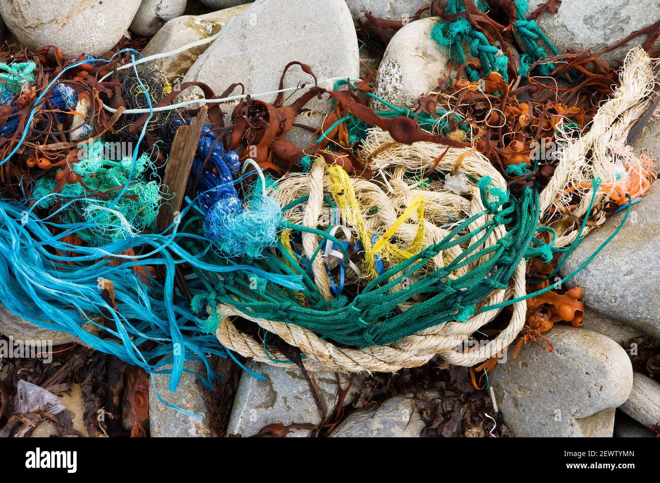 Die Reste von Fischernetzen und Seilen wurden an einer Kiesküste in West Cork, Irland, gespült. Meeresschutt und Müll werden zu einem großen Problem. Stockfoto
