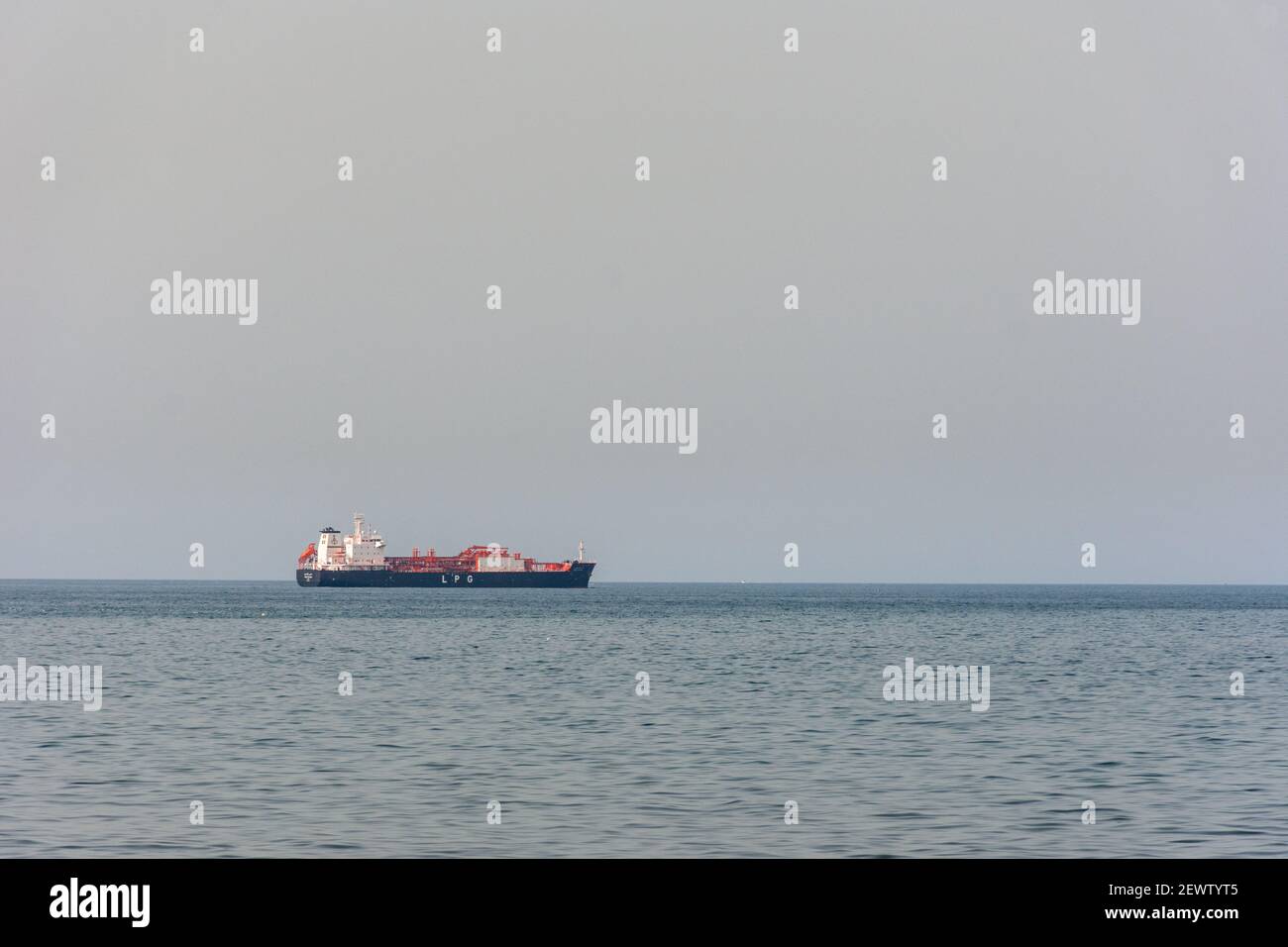 Frachtschiff im Mittelmeer Stockfoto