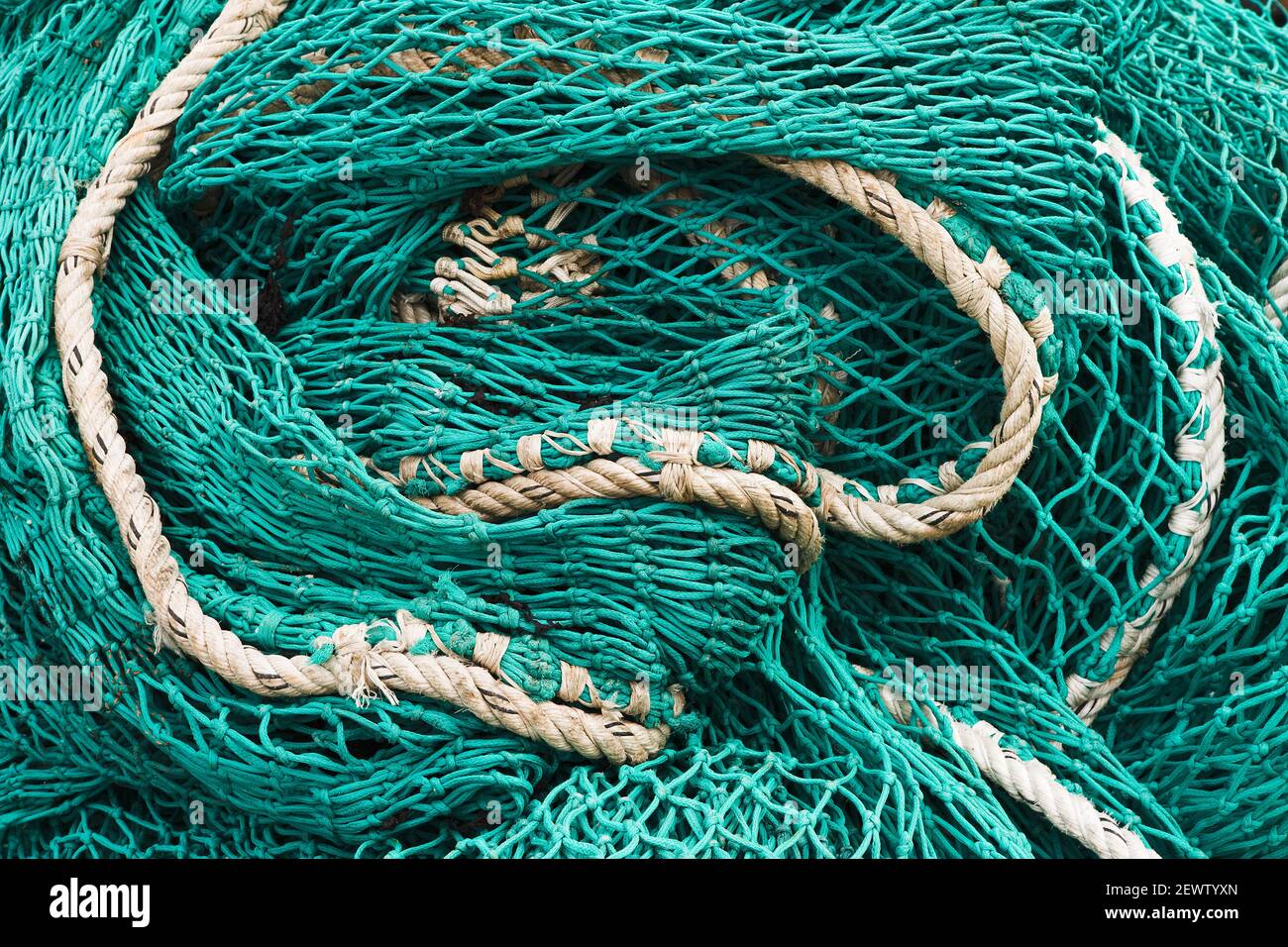 Kommerzielle Fischernetze auf einem West Cork Pier auf dem Wild Atlantic Way in Irland. Stockfoto