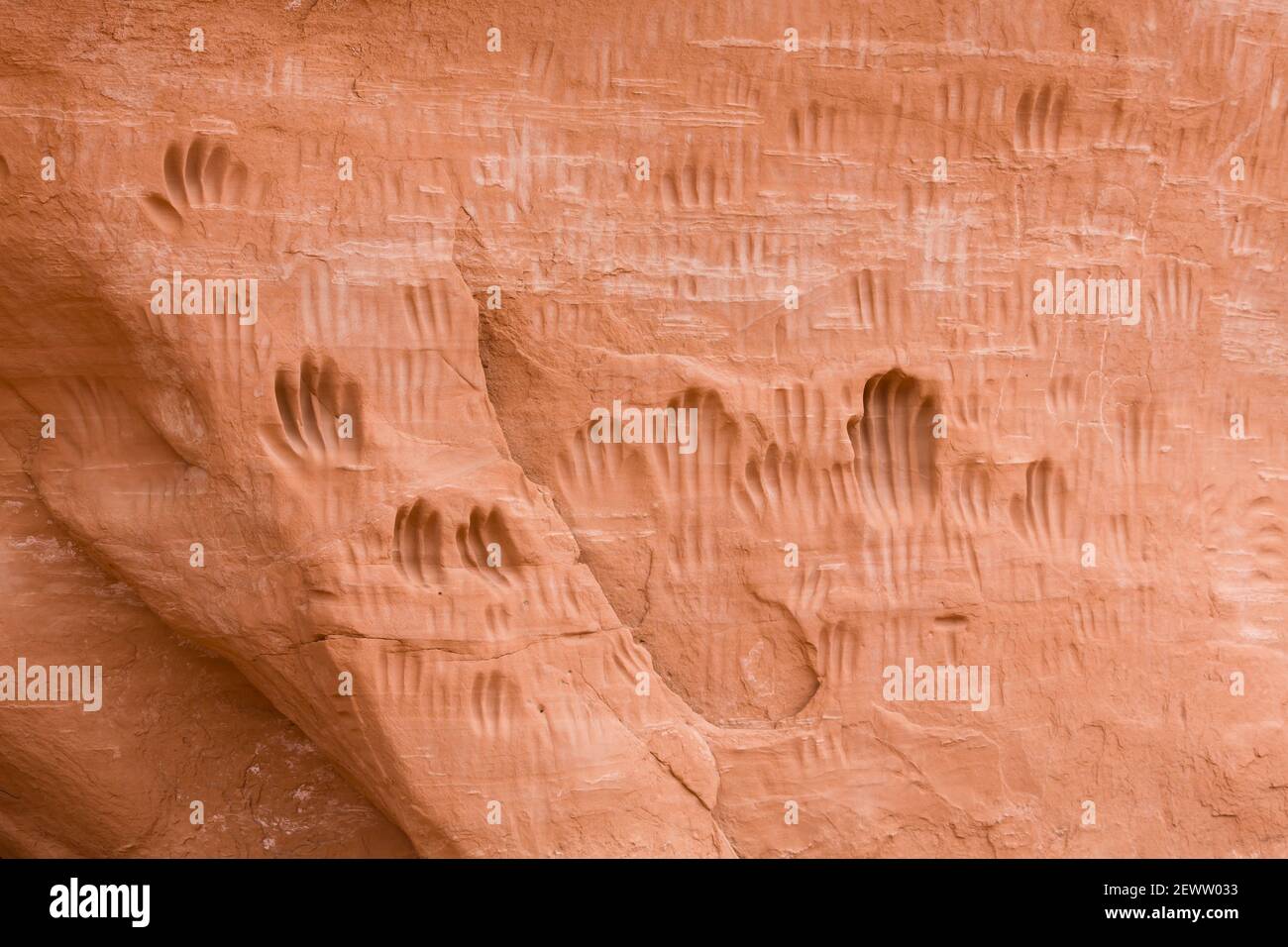 Handdrucke oder Petroglyphen, die von Paleo-Indianern (Indianern) in den Fels getragen wurden. Kodachrome Basin State Park, Utah, USA Stockfoto