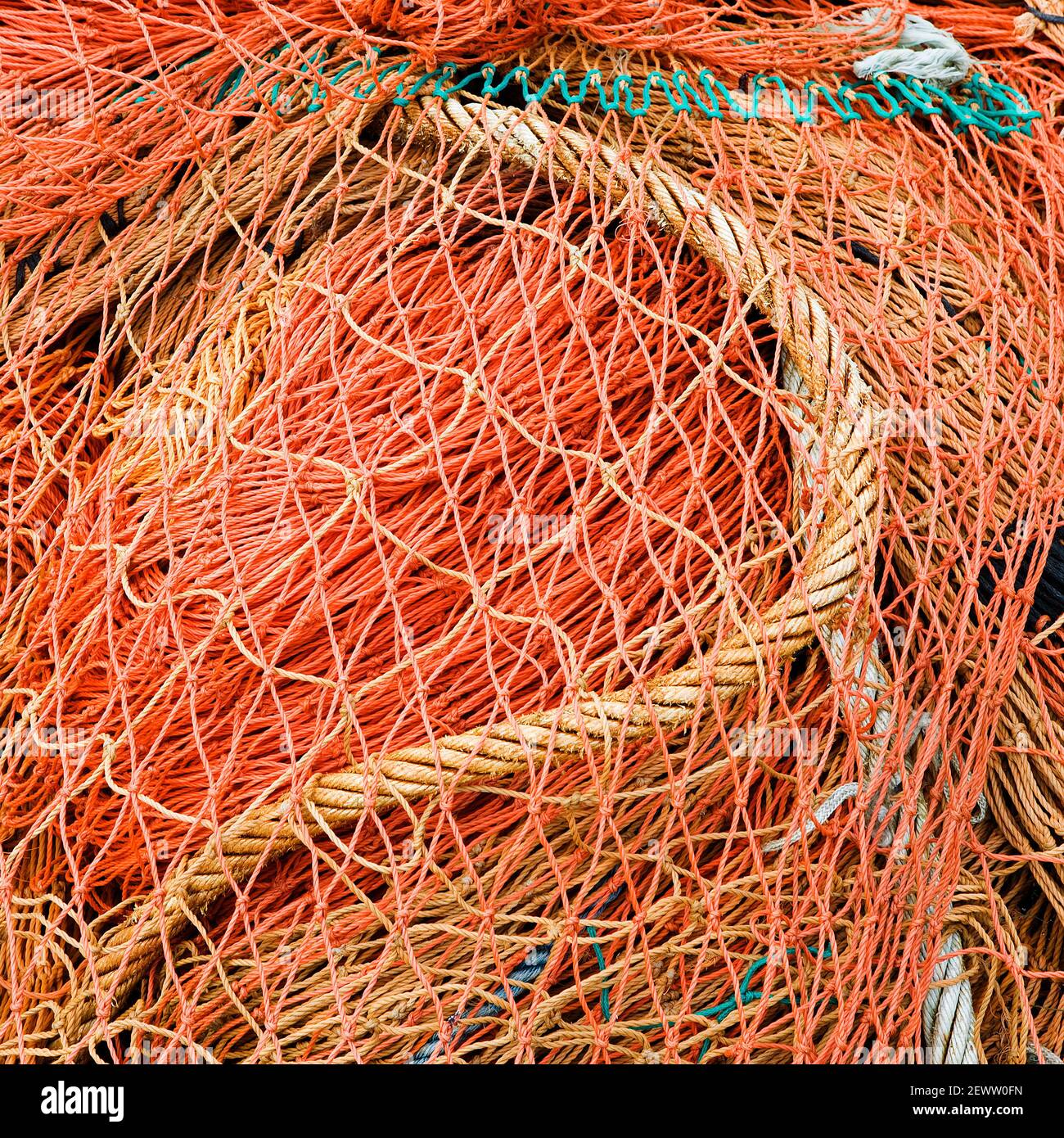Kommerzielle Fischernetze auf einem West Cork Pier auf dem Wild Atlantic Way in Irland. Stockfoto