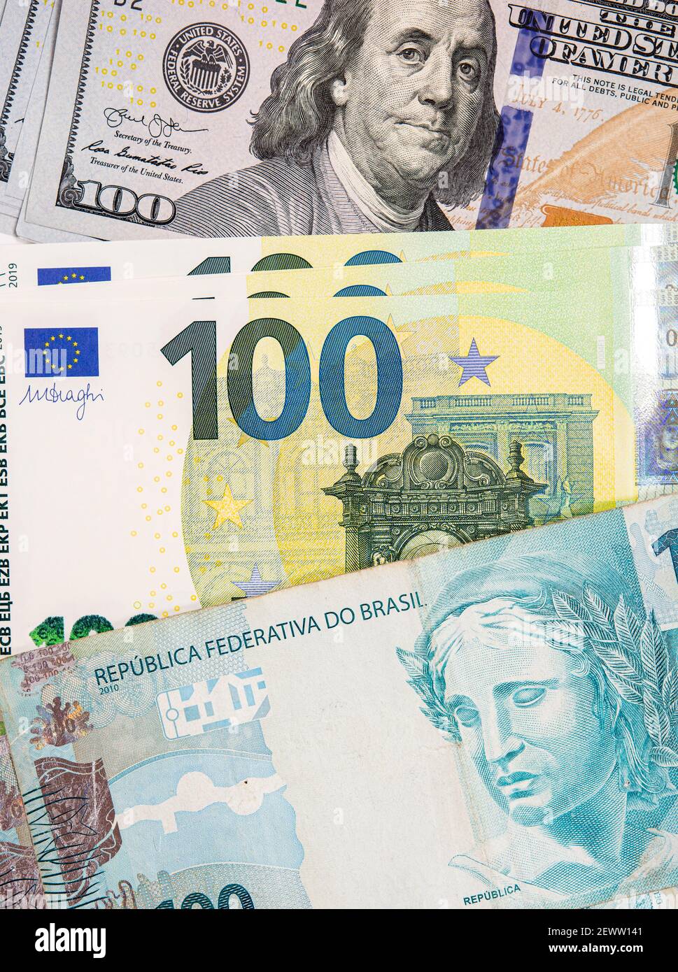 Hundert Dollar, Euro und brasilianische reals Rechnungen. Stockfoto