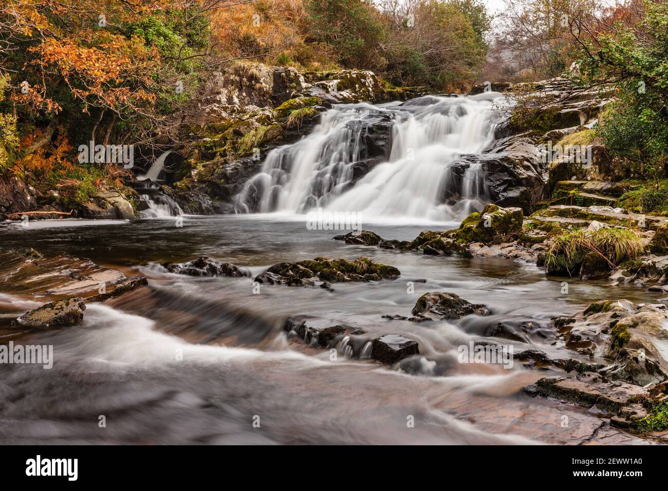 Wasserfall auf dem Owngar Fluss in der Nähe des Dorfes Kealkill, in der Nähe von Bantry in West Cork, Irland. Die Wasserfälle befinden sich auf dem Weg zum Cousane Gap. Stockfoto