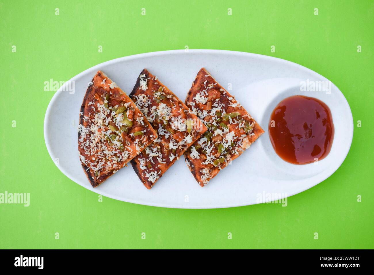 Farali Pizza aus Fasten Mehl während der indischen Fasten mit Fasten Zutaten mit Käse gekrönt gegessen. Indische Pizza auf Hartbasis. Vorbereitet während Stockfoto