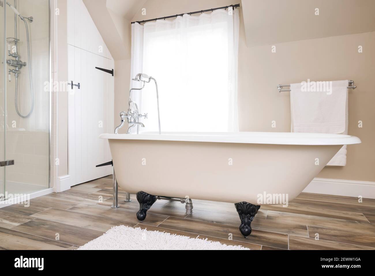 Badewanne, Clawfoot oder Clawfoot Badewanne in einem modernen Luxus-Badezimmer Interieur, Großbritannien. Badezeit. Stockfoto