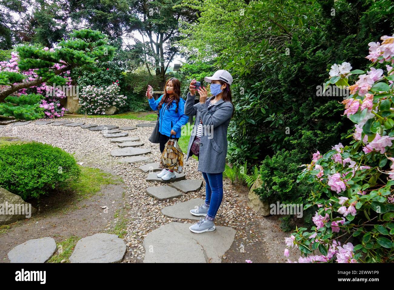 Zwei asiatische Frauen mit Gesichtsmaske im japanischen Garten, botanischer Garten Prag Tschechische Republik botanická zahrada Stockfoto