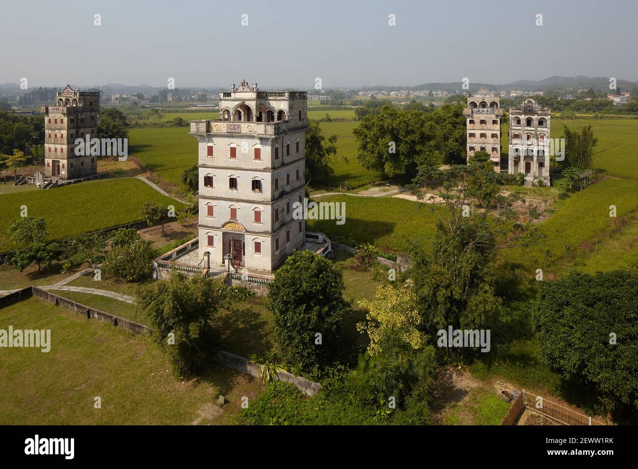 Lansheng Diaolou (vorne) mit Qiuan-Gebäude links, Ju'an und Anlu rechts ZiLiCun (Zili-Dorf) wurde vom Fang-Clan im grafen gegründet Stockfoto