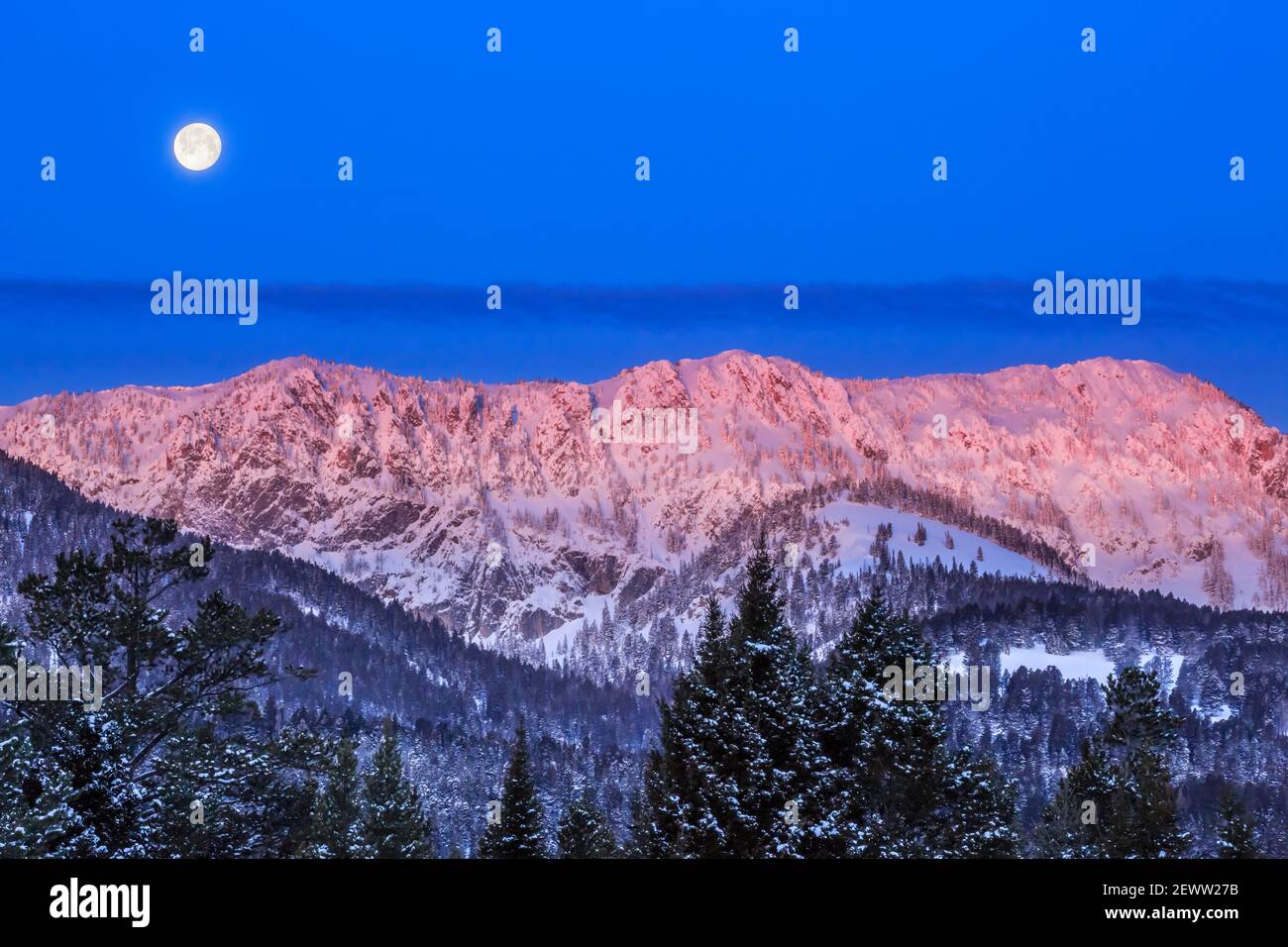Vollmonduntersetzung über den bridger Bergen im Winter bei bozeman, montana Stockfoto