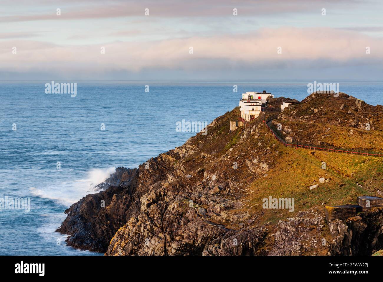 Der Leuchtturm von Mizen Head am Mizen Head von West Cork. Der Mizen Lighthouse ist eine Irish Lights Signal Station und liegt auf dem Wild Atlantic Way. Stockfoto