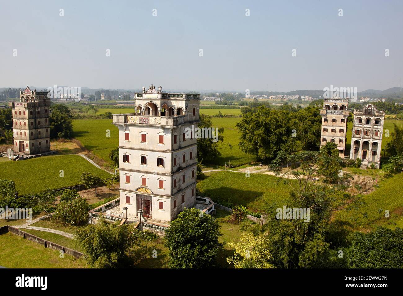 Lansheng Diaolou (vorne) mit Qiuan-Gebäude links, Ju'an und Anlu rechts ZiLiCun (Zili-Dorf) wurde vom Fang-Clan im grafen gegründet Stockfoto