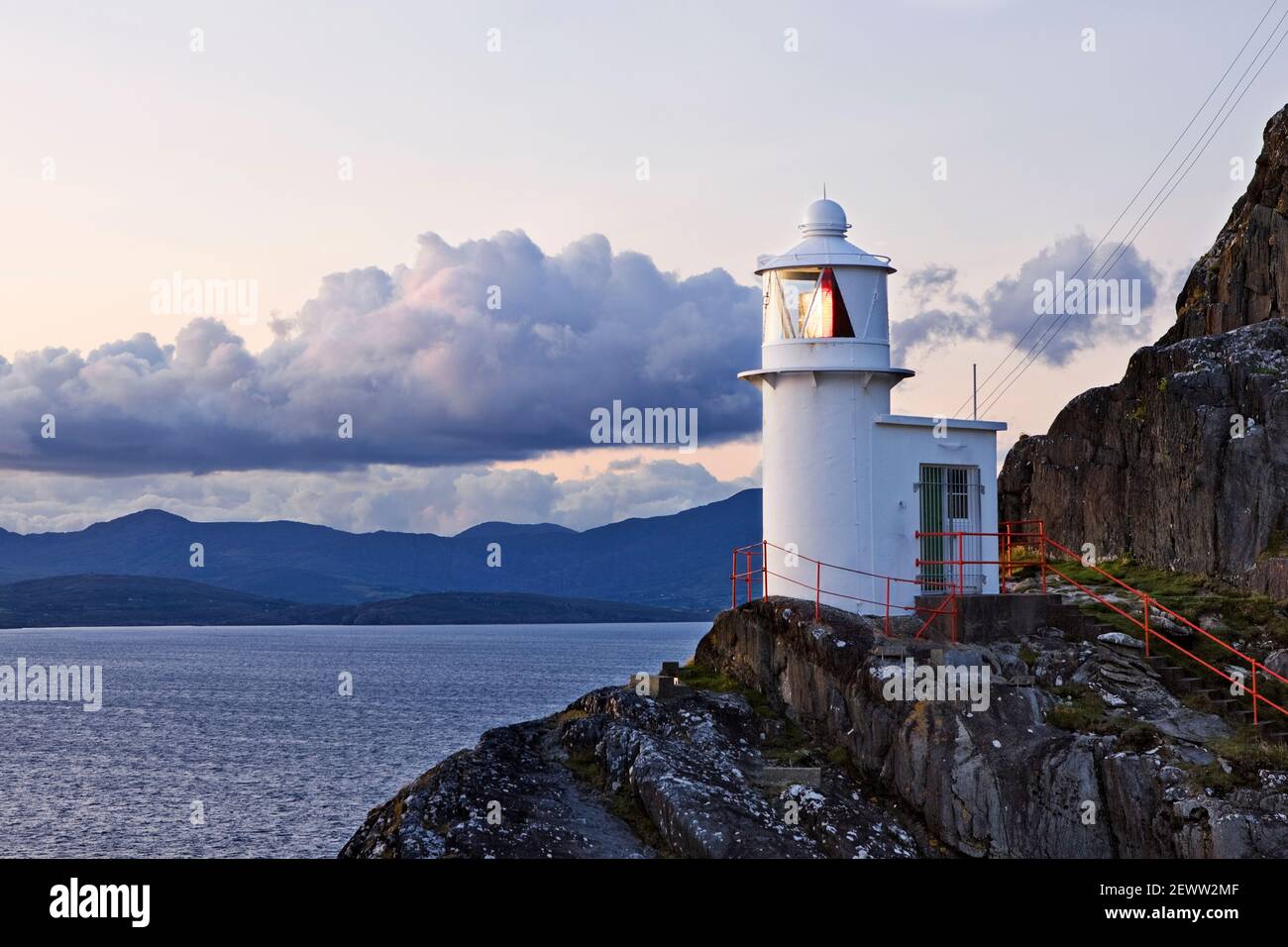 Sheep's Head Lighthouse, County Cork, Irland. Der Leuchtturm befindet sich auf der Spitze des Schafes Kopf [auch Muntervary] zwischen Dumanus Bay und Bantry Bay. Stockfoto