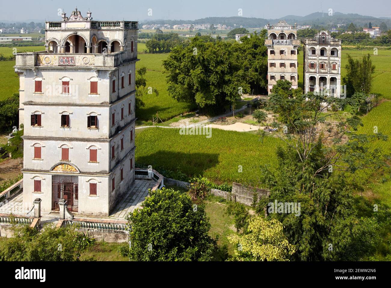 Lansheng Diaolou (vorne) mit Ju'an und Anlu Gebäuden zum Rechts ZiLiCun (Dorf Zili) Wurde von der Fang Clan in den frühen neunzehnten gegründet Kentu Stockfoto