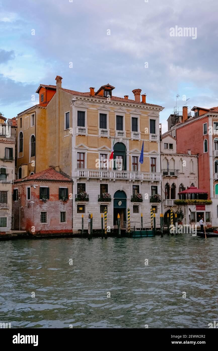 Schöner Gelber Palast in Grand Canal auf einem hellen Cleer Tag - ruhiger Morgen in Venedig Stockfoto