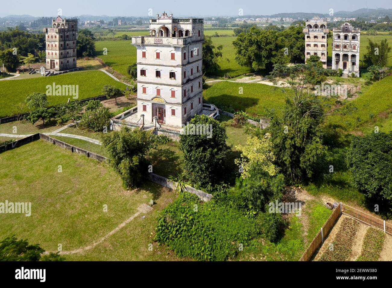 Lansheng Diaolou (vorne) mit Qiuan-Gebäude links, Ju'an und Anlu rechts ZiLiCun (Zili-Dorf) wurde vom Fang-Clan im grafen gegründet Stockfoto