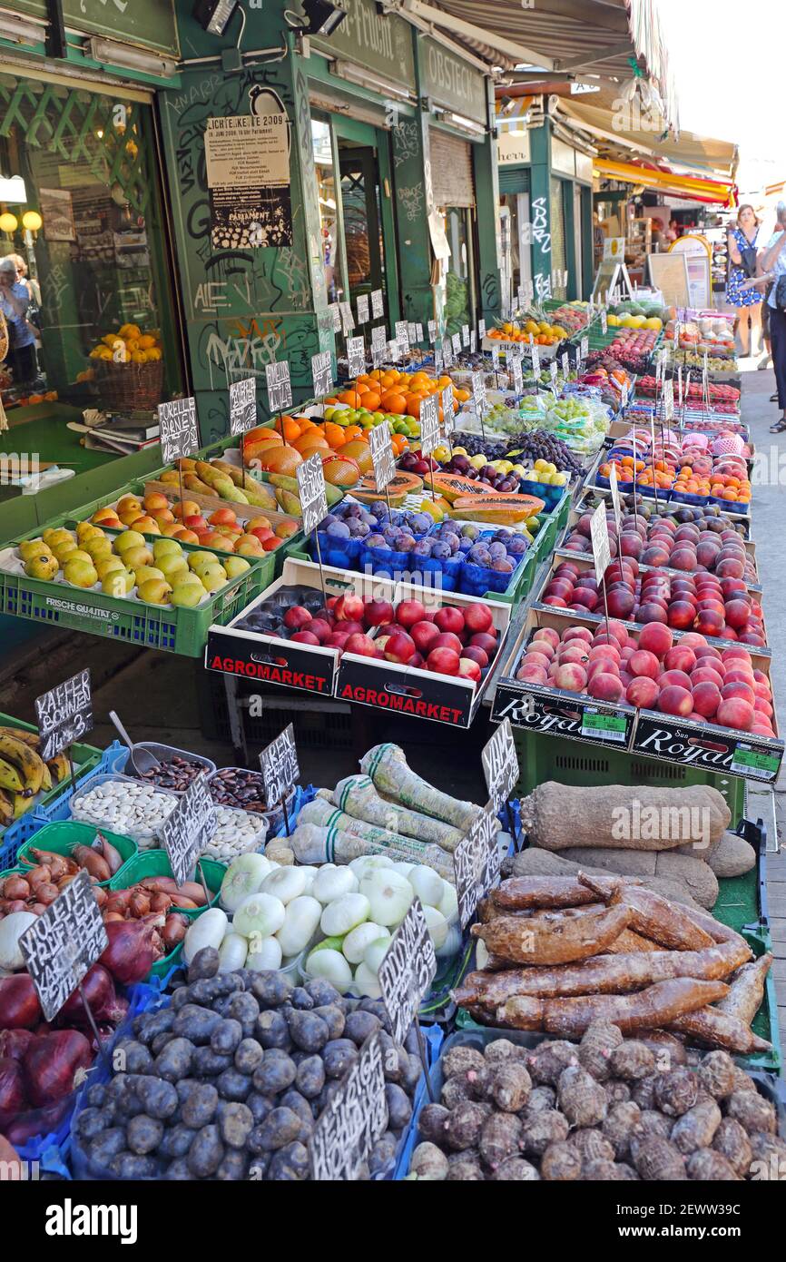 Wien, Österreich - 11. Juli 2015: Obst und Gemüse auf dem Naschmarkt Bauernmarkt in Wien, Österreich. Stockfoto