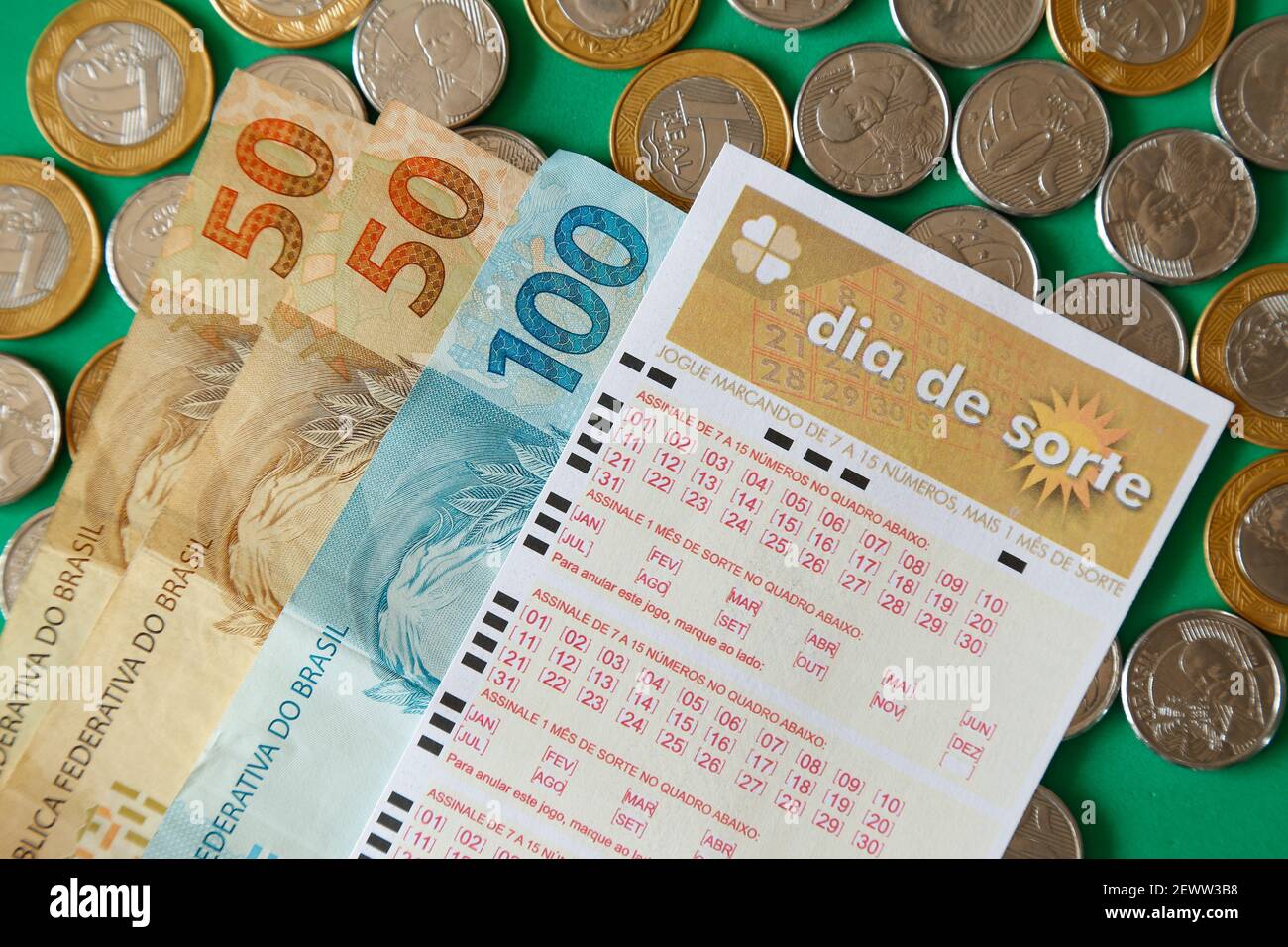 Minas Gerais, Brasilien - 22. Februar 2021: Geldscheine, Münzen und Lottoschein Caixa dia de Sorte Stockfoto