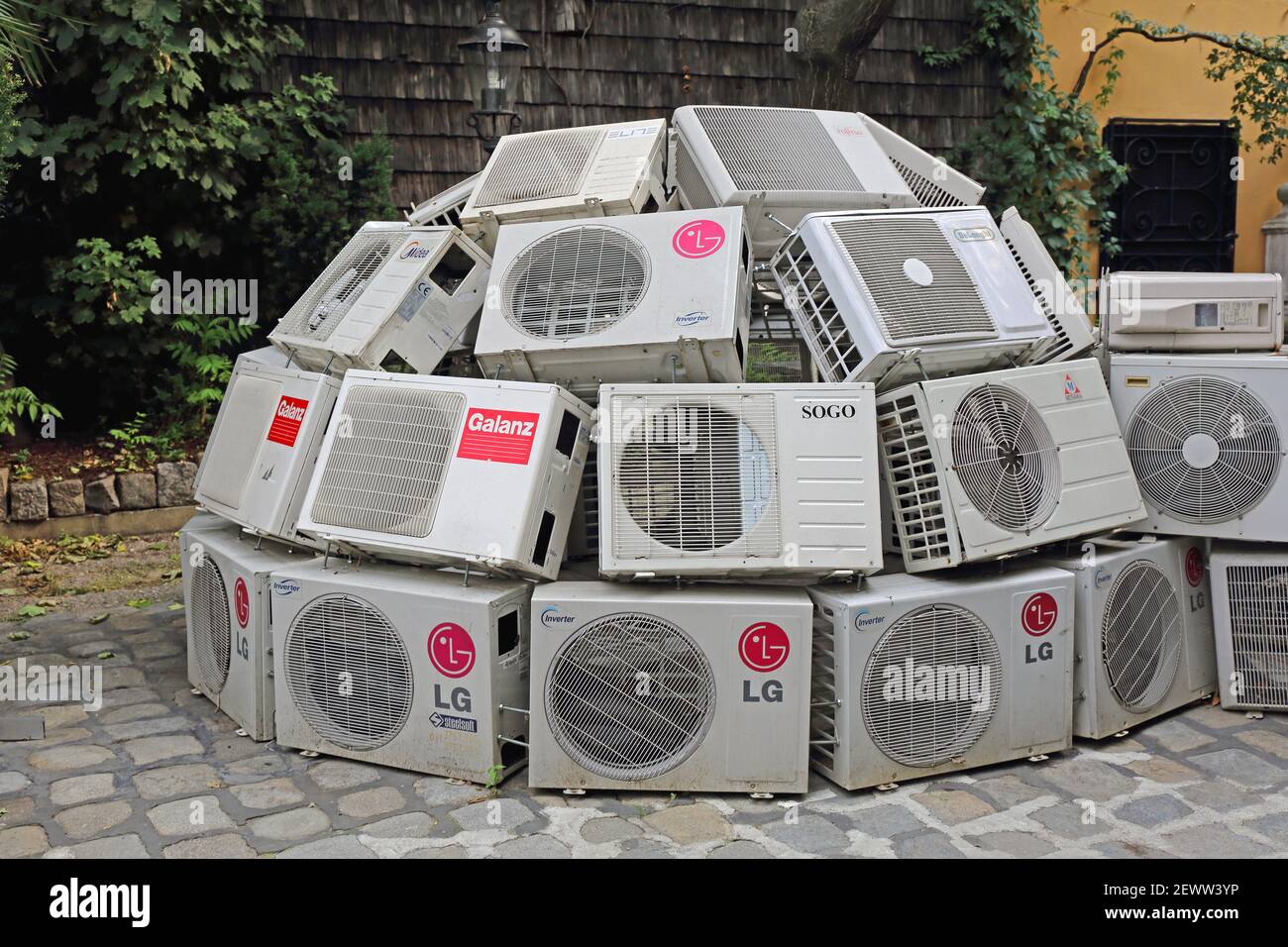 Wien, Österreich - 12. Juli 2015: Projekt Klimaänderungen Klimageräte in  Igloform Ausstellung im Kunst Haus Yard in Wien, Österreich Stockfotografie  - Alamy