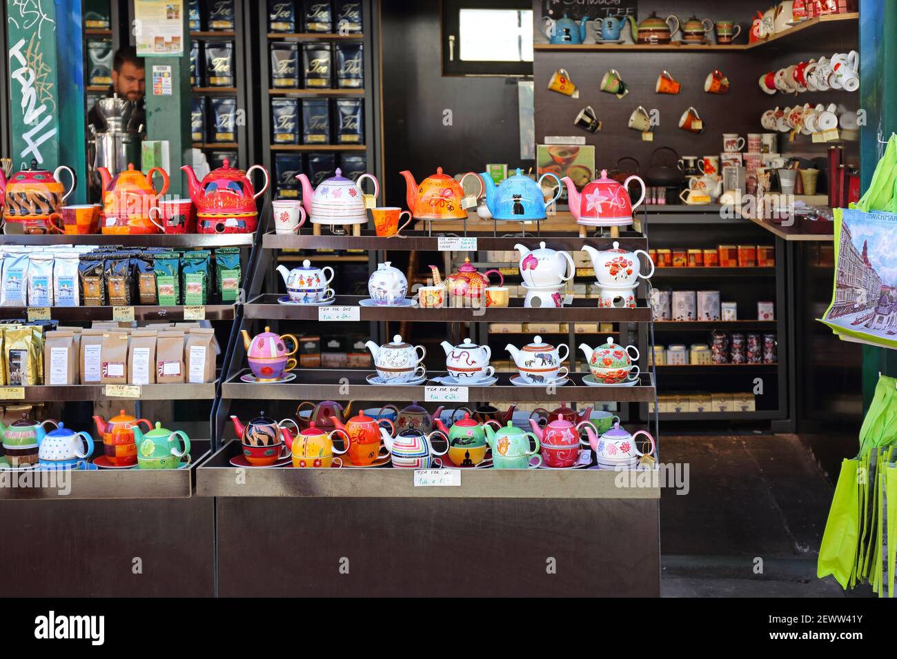 Wien, Österreich - 11. Juli 2015: Teekannen Chai Souvenir Shop am Naschmarkt in Wien, Österreich. Stockfoto