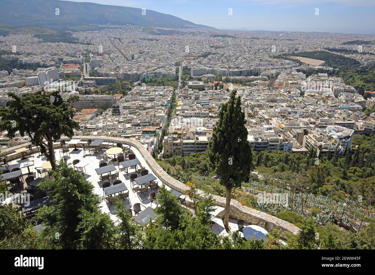 Athen, Griechenland - 02. Mai 2015: Luftwohngebäude vom Berg Lycabettus in Athen, Griechenland. Stockfoto